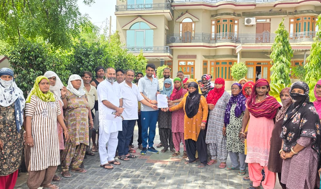 नीमराना नगरपालिका के सफाई कर्मचारियों ने वेतन, पीएफ और ईएसआई की मांग को लेकर विधायक ललित यादव को सौंपा ज्ञापन